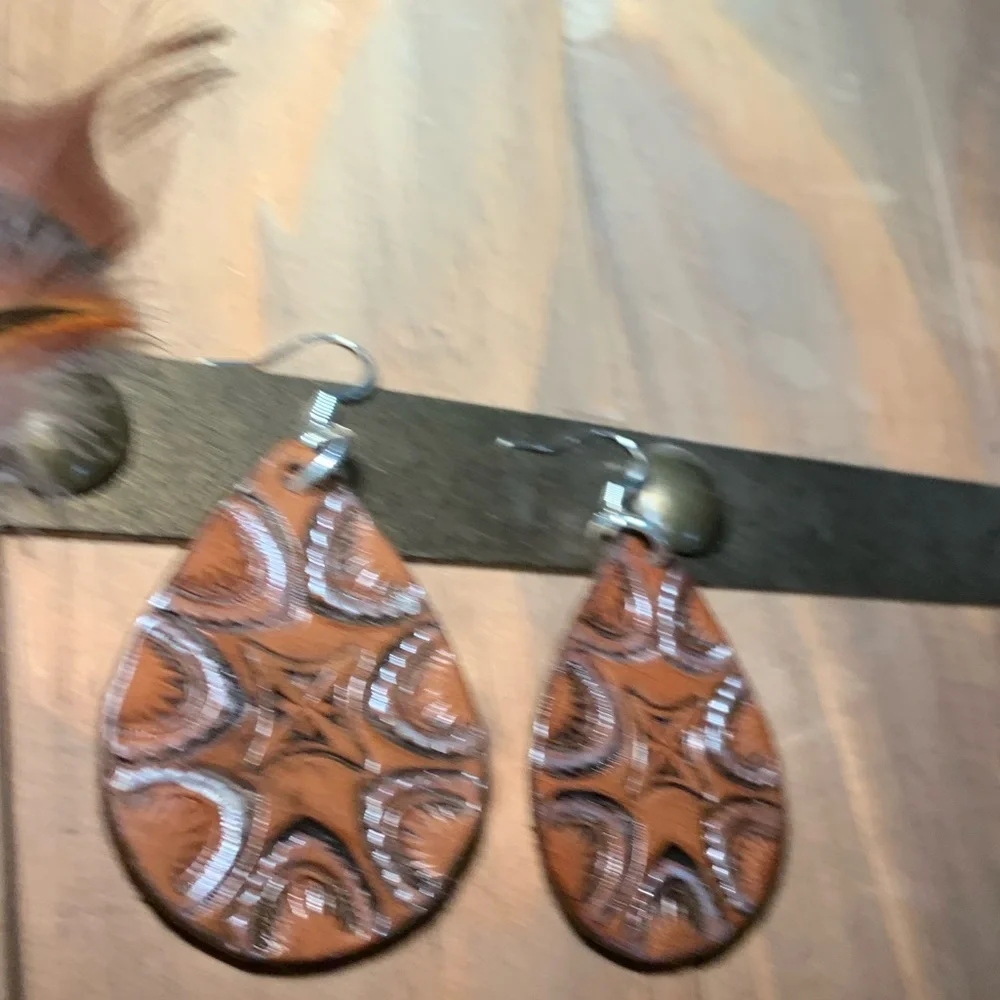 Tooled and antiqued, silver and brown tear drop earrings - Picture 2 of 7